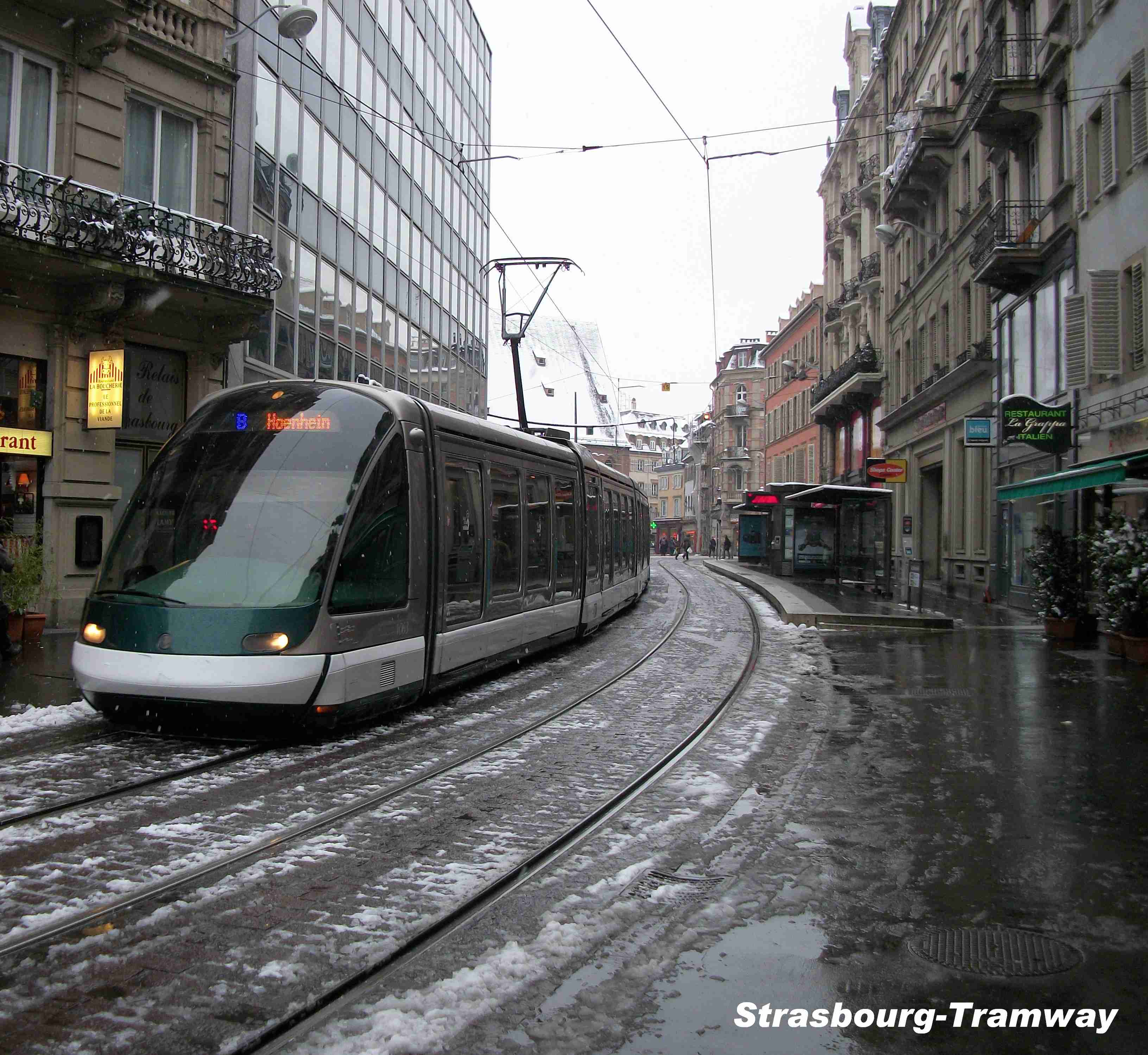 L'Eurotram n� 1063 quittant la station.